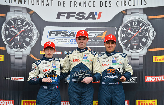 Stuart White, Charles Milesi et Hugo Chevalier sur le podium de la course 2!