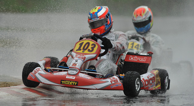 Birel e Harvey à vontade sob a chuva