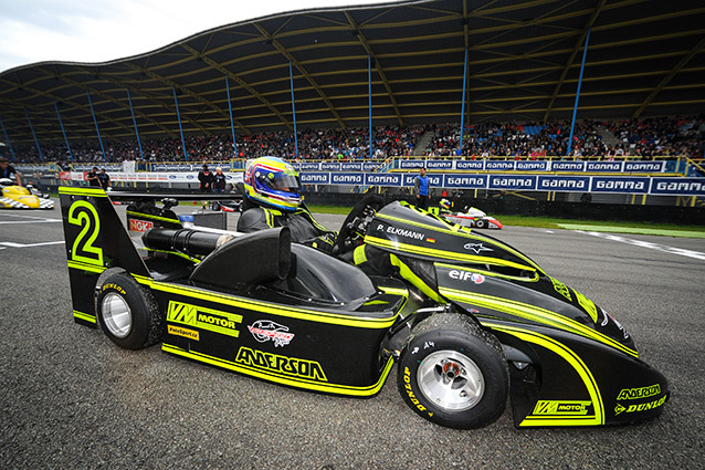 Le Superkart en représentation devant la foule d’Assen