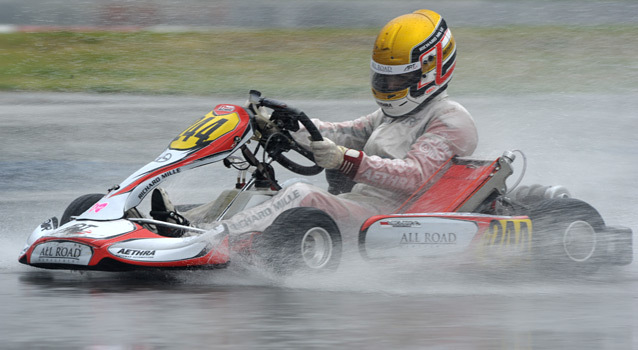 Leclerc brille sous la pluie