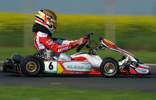 Leclerc commence par la pole à Angerville