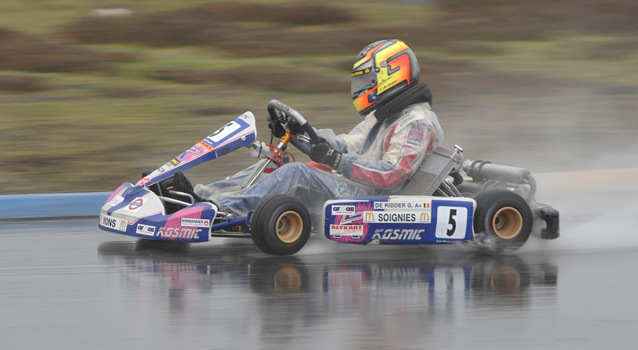 De Ridder en pole sous la pluie