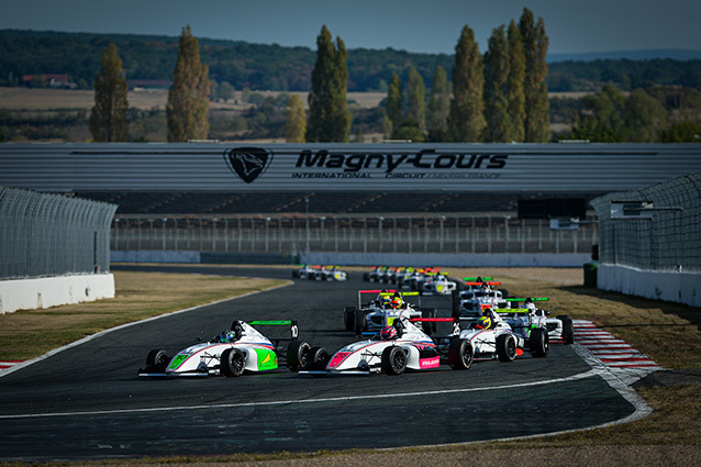 F4 Magny-Cours: Belle maîtrise de Reshad De Gerus en Course 1