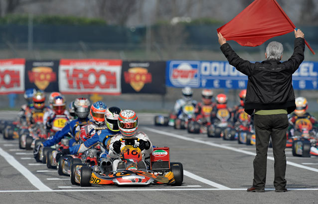 Cavalieri cavalga na frente em Castelletto