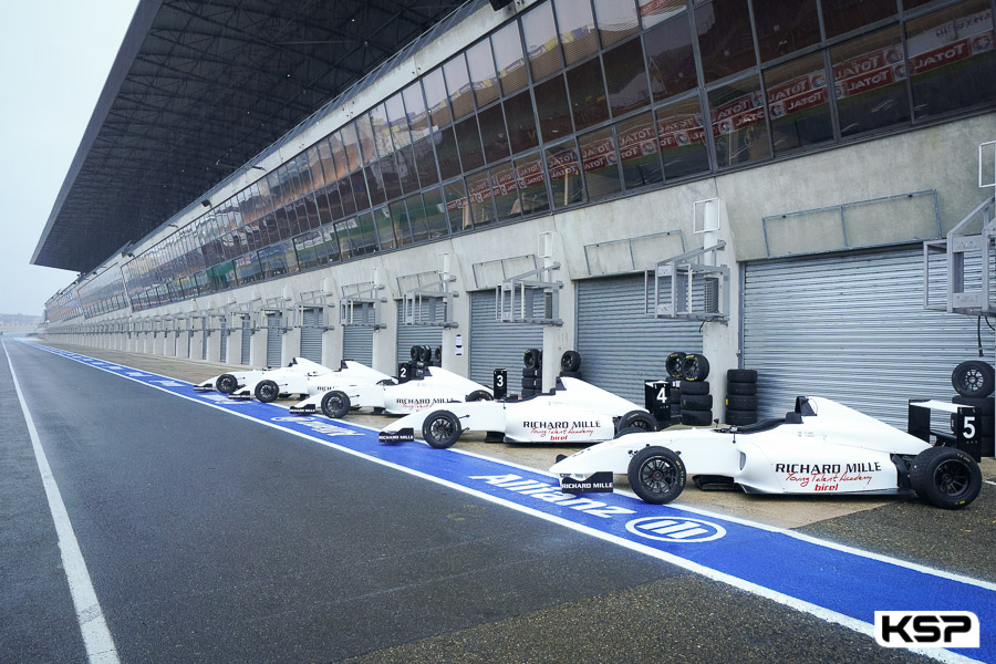 The five finalists of the RMYTA 20′ enter the track