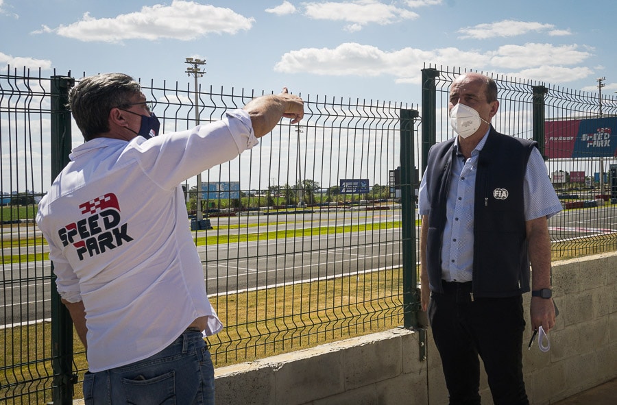 Ricardo Gracia, directeur de Speed Park avec le représentant de la CIK-FIA Willibald Zöttl