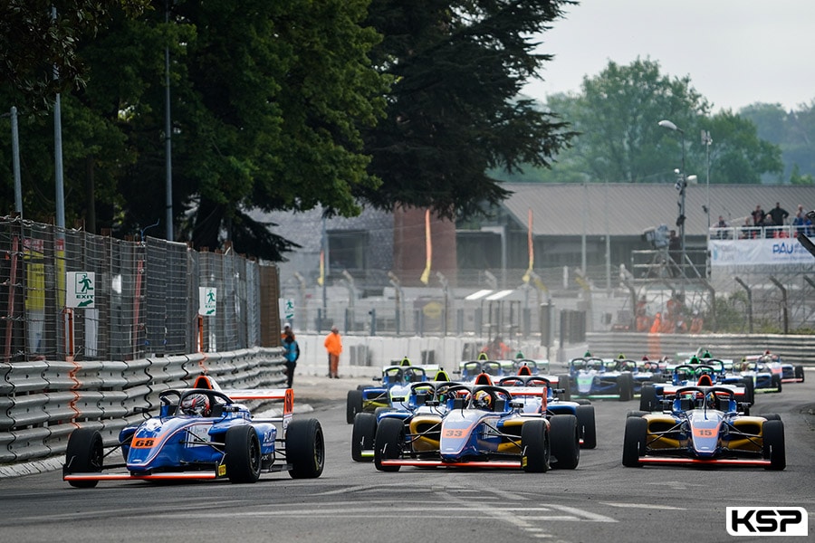 F4 Academy: Barter résiste à Arao dans les rues de Pau en Course 1