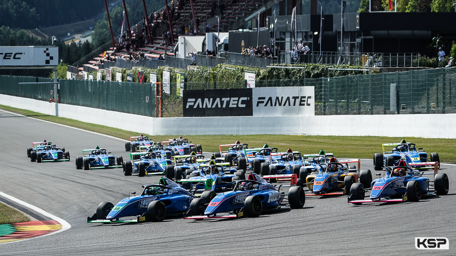 Elliott Vayron reste dans la course au titre en F4