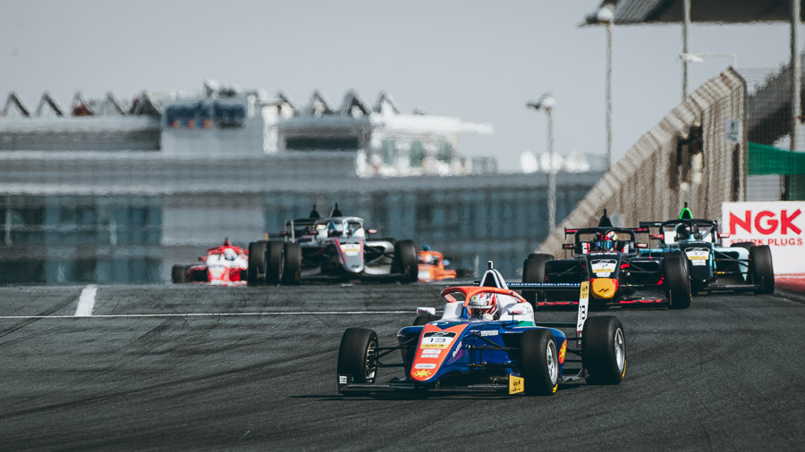 3 nouveaux podiums pour James Wharton, nouveau leader du Championnat F4 UAE