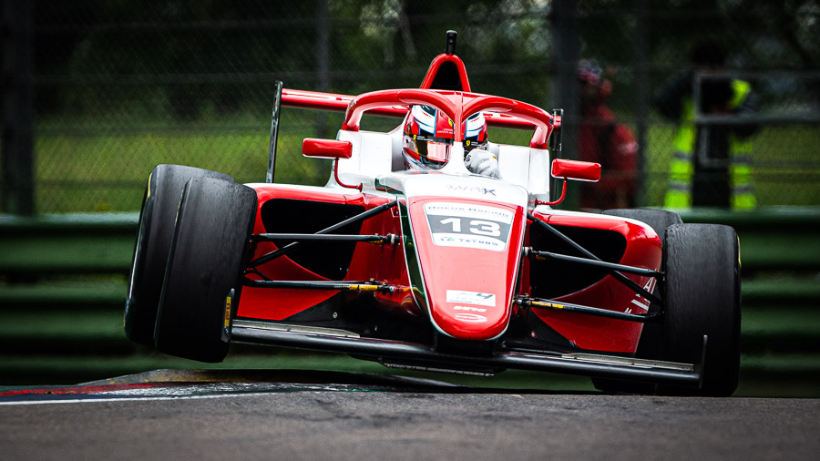 Un meilleur tour, un top-5 et des turbulences à Imola