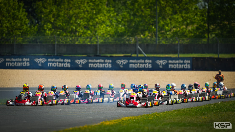 Plaisir du karting à haute vitesse sous le soleil du circuit Carole