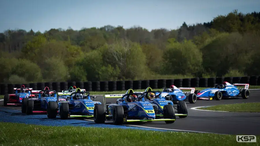 Première course en F4 Academy et premier podium pour Rayan Caretti !