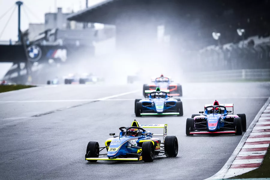 Rayan Caretti renoue avec le podium en F4 au Nürburgring